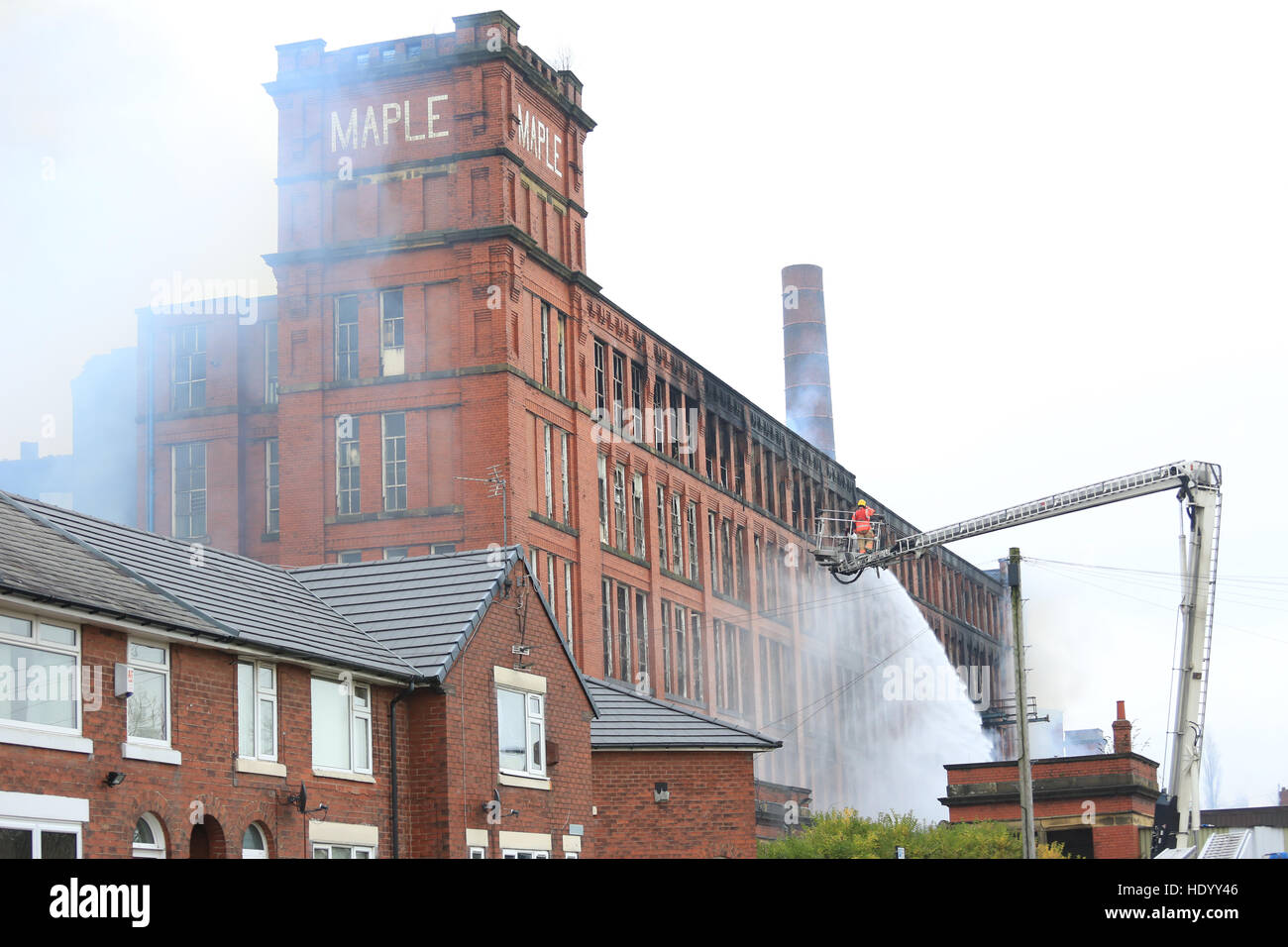 Oldham, Regno Unito. 15 Dic, 2016. Case vicino ad un mulino dove i vigili del fuoco stanno affrontando un tripudio, Oldham, 15 dicembre, 2016 Credit: Barbara Cook/Alamy Live News Foto Stock