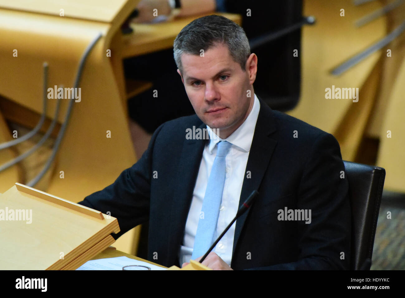 Edimburgo, Scozia, Regno Unito. 15, Dicembre 2016. Il segretario delle finanze Derek Mackay al Primo Ministro di domande al parlamento scozzese poco prima ha presentato il Governo scozzese con il progetto di bilancio, © Ken Jack / Alamy Live News Foto Stock