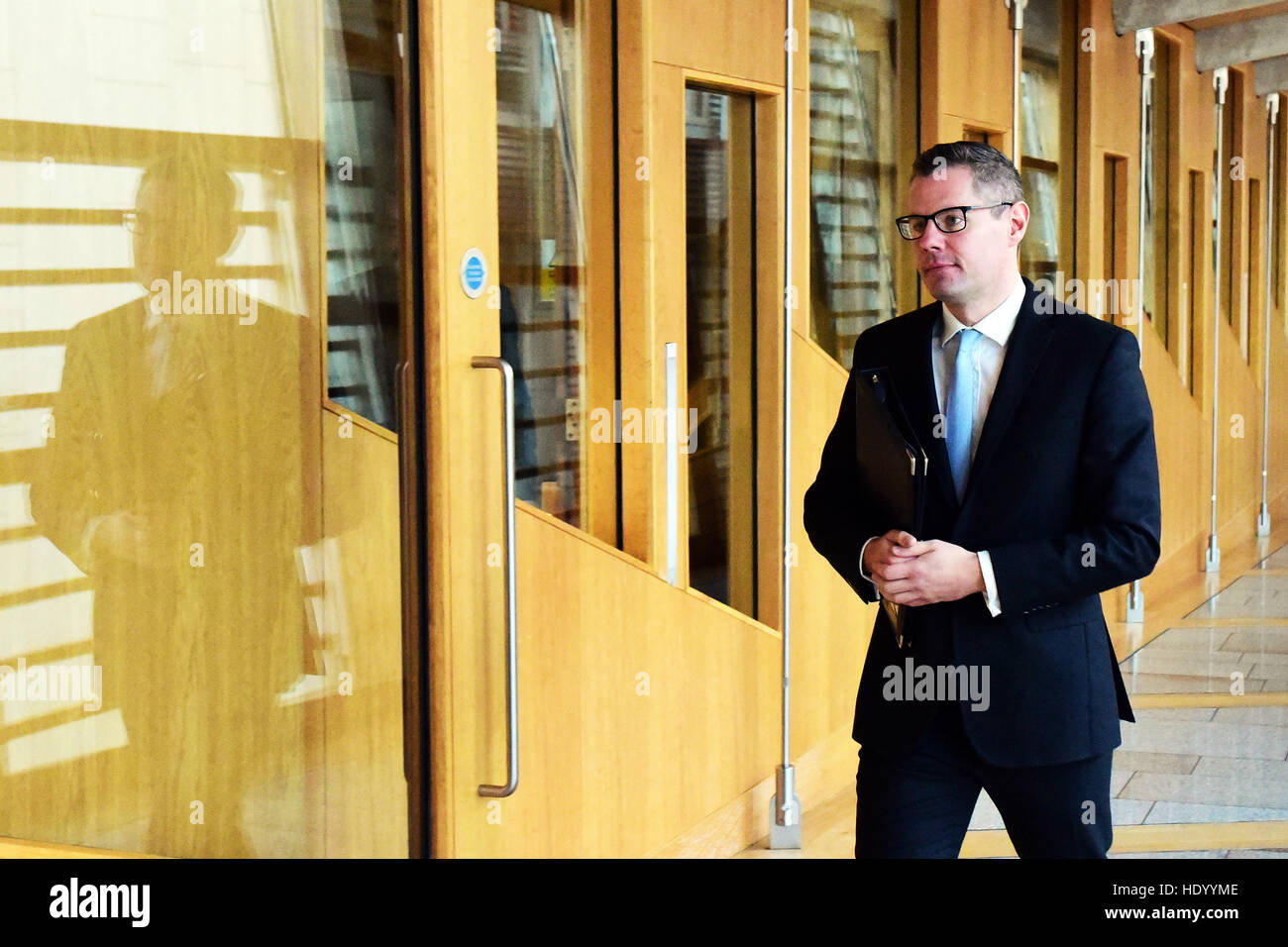 Edimburgo, Scozia, Regno Unito. 15, Dicembre 2016. Il segretario delle finanze Derek Mackay al parlamento scozzese poco prima ha presentato il Governo scozzese con il progetto di bilancio, © Ken Jack / Alamy Live News Foto Stock