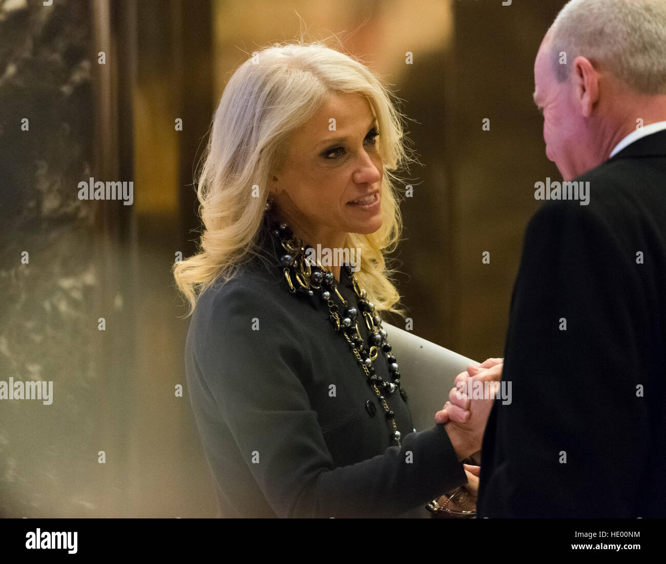 New York, Stati Uniti d'America. 15 Dic, 2016. Trump campaign manager Kellyanne Conway è visto nella lobby di Trump Tower a New York, NY, Stati Uniti d'America il 15 dicembre 2016. © MediaPunch Inc/Alamy Live News Foto Stock