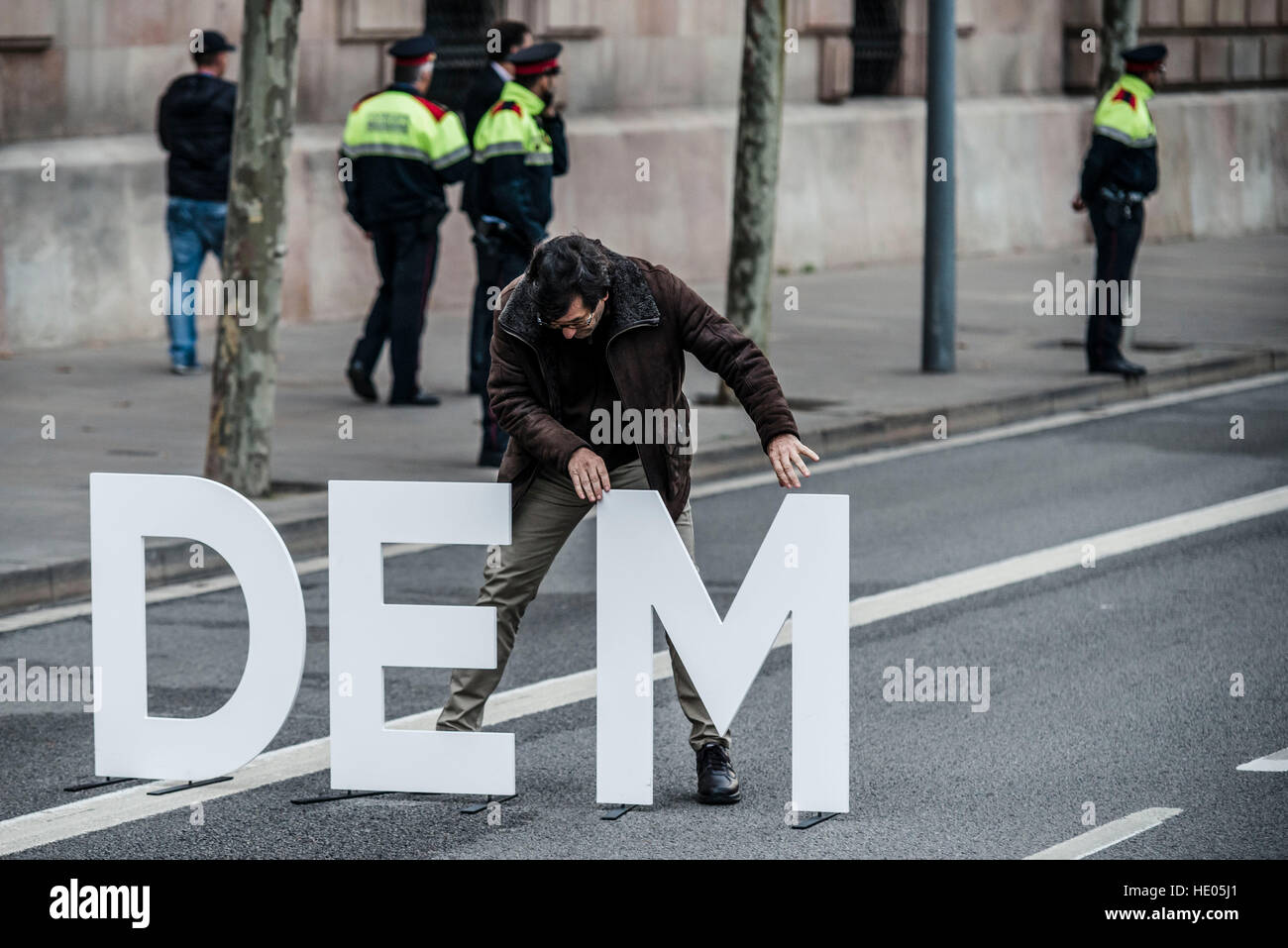 Barcellona, Spagna. 16 dicembre, 2016. Un pro-indipendenza protestor costruisce la parola 'democrazia' nella parte anteriore del sistema regionale di alta corte a sostegno del Carme Forcadell, il presidente del parlamento catalano, come lei volti accuse di disobbedienza Credito: Matthias Oesterle/Alamy Live News Foto Stock