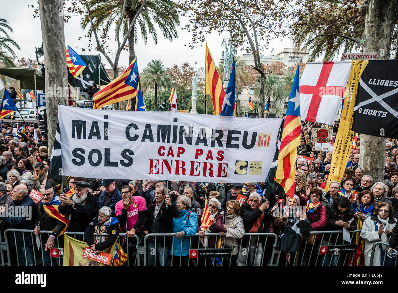 Barcellona, Spagna. 16 dicembre, 2016. Pro-indipendenza contestatori tenere una targhetta leggere 'non camminate mai da solo - nessun passo indietro' come Carme Forcadell, il presidente del parlamento catalano, lascia il regionali di alta corte dopo dando evidenza rivolto accuse di disobbedienza Credito: Matthias Oesterle/Alamy Live News Foto Stock