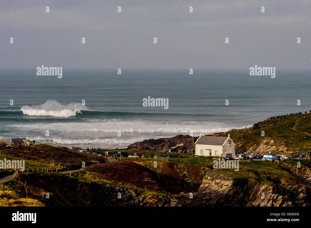 Cornwall, Regno Unito. Xvi Dec, 2016. Meteo. Il più grande surfable onde nel mondo hit il Cribbar in Newquay oggi dopo 15 ft onde triturare la costa della Cornovaglia, England, Regno Unito, 16 dicembre, 2016. © MPAK/Alamy Live News Foto Stock