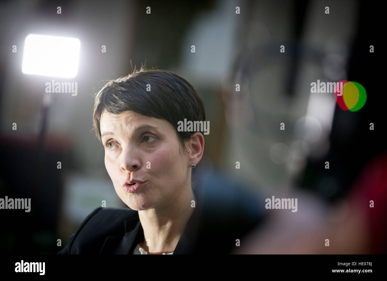 Berlino, Germania. Xvi Dec, 2016. AfD Presidentessa federale Frauke Petry presenta un app per i cittadini interessati a Berlino, Germania, 16 dicembre 2016. L'applicazione è un aiuto per i cittadini in difficoltà che sono lasciati soli dallo stato, Presidente AfD in Renania settentrionale-Vestfalia Pretzel detto. Foto: Kay Nietfeld/dpa/Alamy Live News Foto Stock