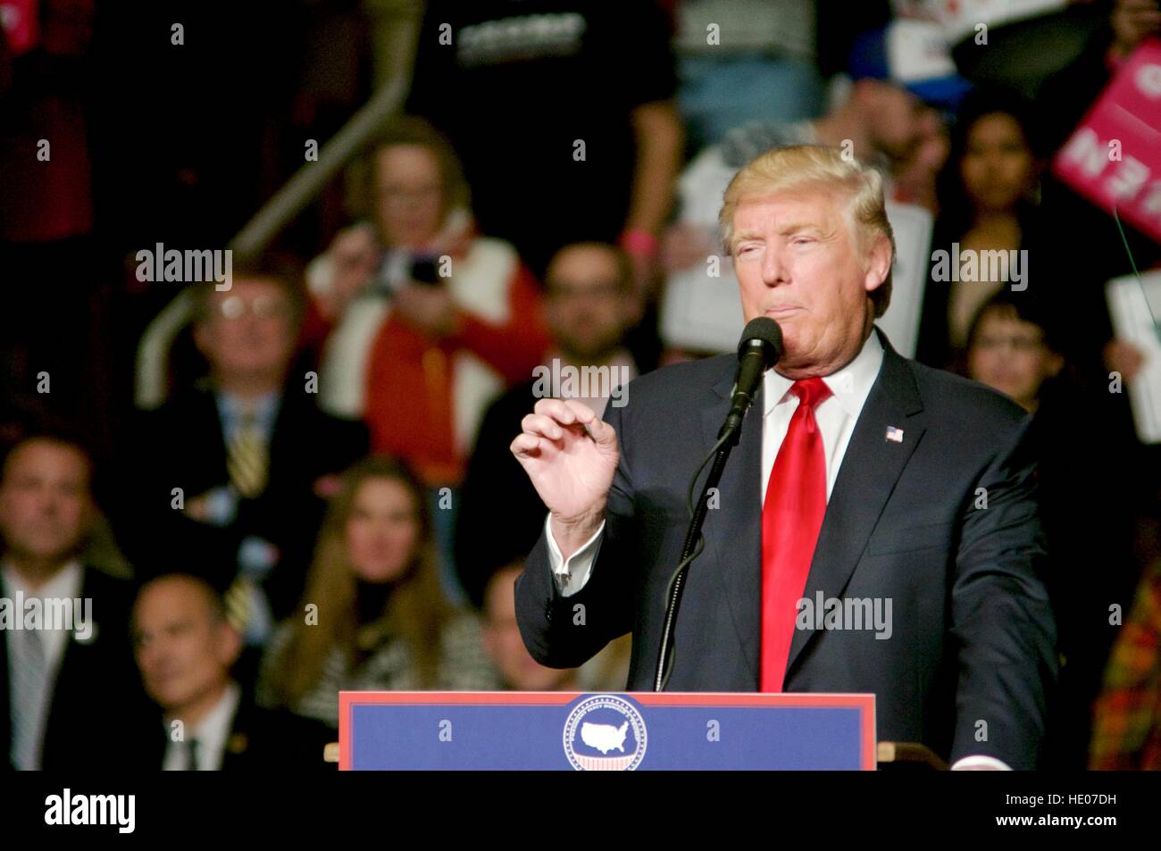 Hershey, Pennsyvlania, STATI UNITI D'AMERICA. 15 Dic, 2016. President-Elect Donald Trump e il Vicepresidente eletto Mike Pence tenere un post-elezione Grazie Tour di eventi al Centro Giant di Hershey, PA. Credito: Bastiaan Slabbers/Alamy Live News Foto Stock