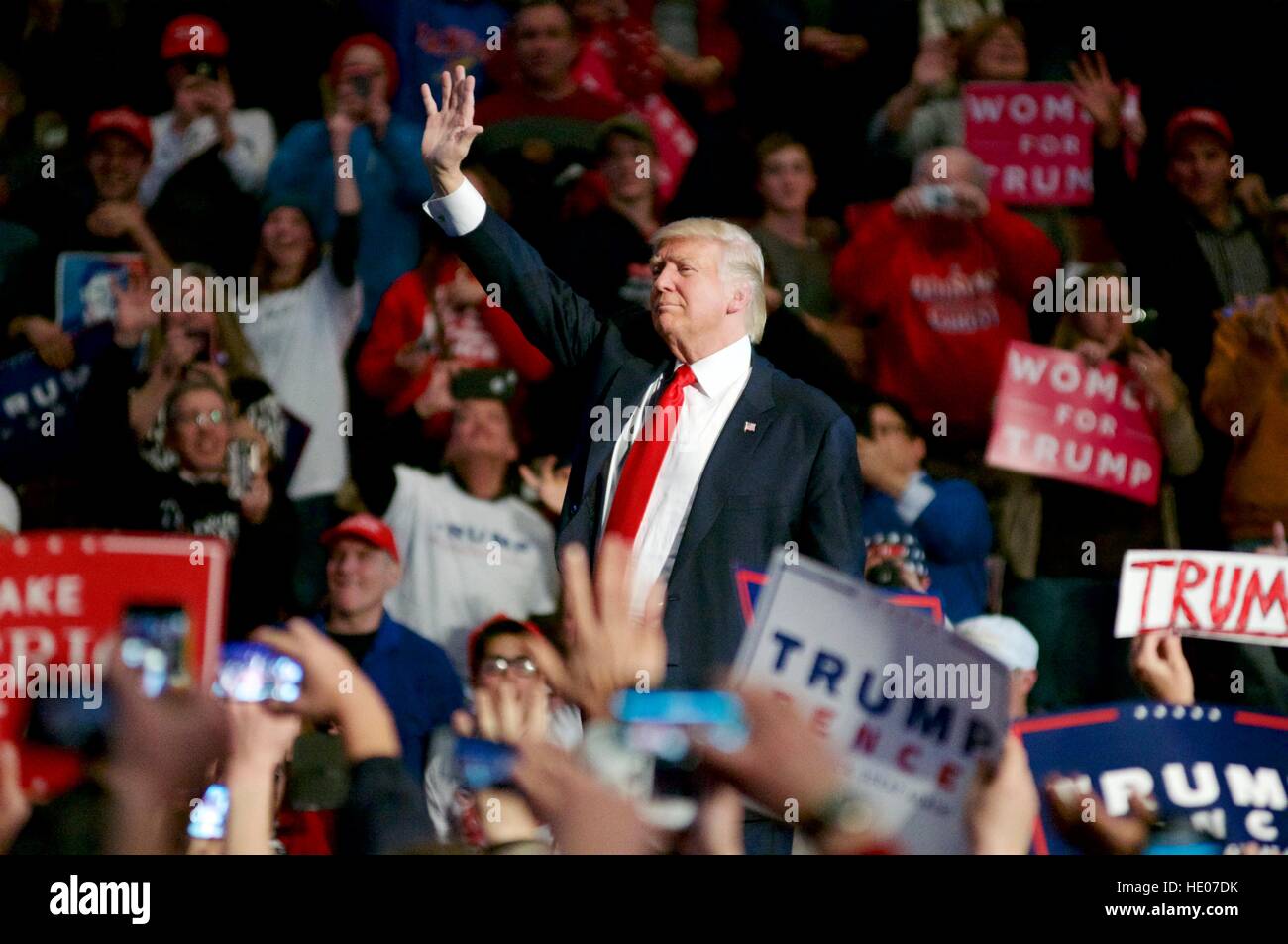 Hershey, Pennsyvlania, STATI UNITI D'AMERICA. 15 Dic, 2016. President-Elect Donald Trump e il Vicepresidente eletto Mike Pence tenere un post-elezione Grazie Tour di eventi al Centro Giant di Hershey, PA. Credito: Bastiaan Slabbers/Alamy Live News Foto Stock