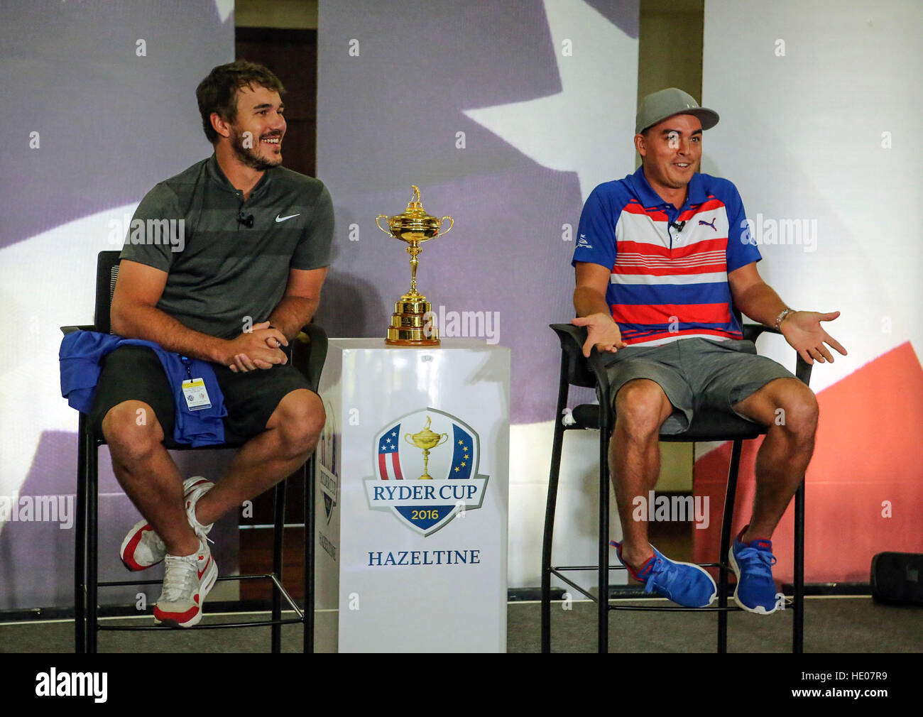 Palm Beach Gardens, Florida, Stati Uniti d'America. Xviii oct, 2016. Stati Uniti La Ryder Cup golfista RICKIE FOWLER (R) alza le spalle spalle in reazione alla foto che è andato viral di lui circondato dalle sue Ryder Cup compagni di squadra baciare le loro mogli e fidanzate seguendo la Ryder Cup vittoria. Fowler e la sua coppa Ryder compagno di squadra BROOKS KOEPKA (L), un cardinale Newman laureato, sono state prendendo parte a un trofeo di celebrazione presso la sede centrale di PGA in Palm Beach Gardens Martedì, 18 ottobre 2016. (Credito Immagine: © Allen Eyestone/Palm Beach post via ZUMA Press) Foto Stock