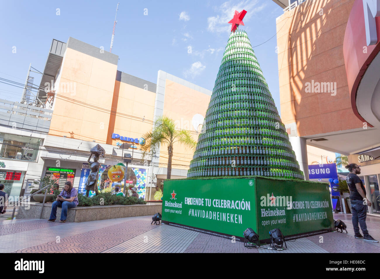Albero Di Natale Heineken.Asuncion In Paraguay 16 Dicembre 2016 Un Albero Di Natale Fatto Di Bottiglie Di Birra E Visibile Durante Il Pomeriggio Di Sole Di Fronte Al Centro Commerciale Ad Asuncion In Paraguay C