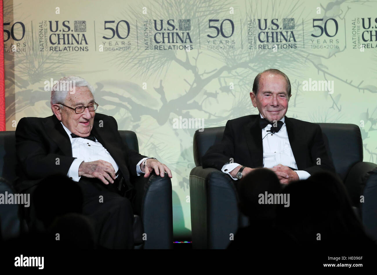 (161216) -- NEW YORK, Dicembre 16, 2016 (Xinhua) -- ex segretario di Stato degli Stati Uniti, il Dott. Henry Kissinger A.(L) e Maurice Greenberg, Presidente e CEO di C.V. Starr & Co. e l ex presidente e amministratore delegato di American Insurance Group partecipa a un evento in occasione del cinquantesimo anniversario della fondazione del Comitato Nazionale per la U.S.- Cina relazioni (NCUSCR) in New York, Stati Uniti 15 dicembre 2016. Kissinger e Maurice Greenberg ricevuto Lifetime Achievement Award qui il giovedì notte. "La cosa fondamentale da tenere a mente è che la pace e il progresso del mondo dipendono dalla capacità dell'unite Foto Stock