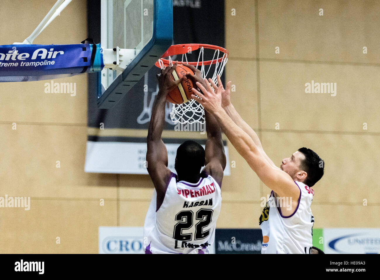 Newcastle, Regno Unito, 16 dicembre 2016. Newcastle Eagles beat London Lions 89 vs 82 in un eccitante BBL Cup semi-finale di partita di basket. London Lion's Rashad Hassan (22) e Navid Nitash (08) andare per la rete. ©pmgimaging/Alamy Live News Foto Stock