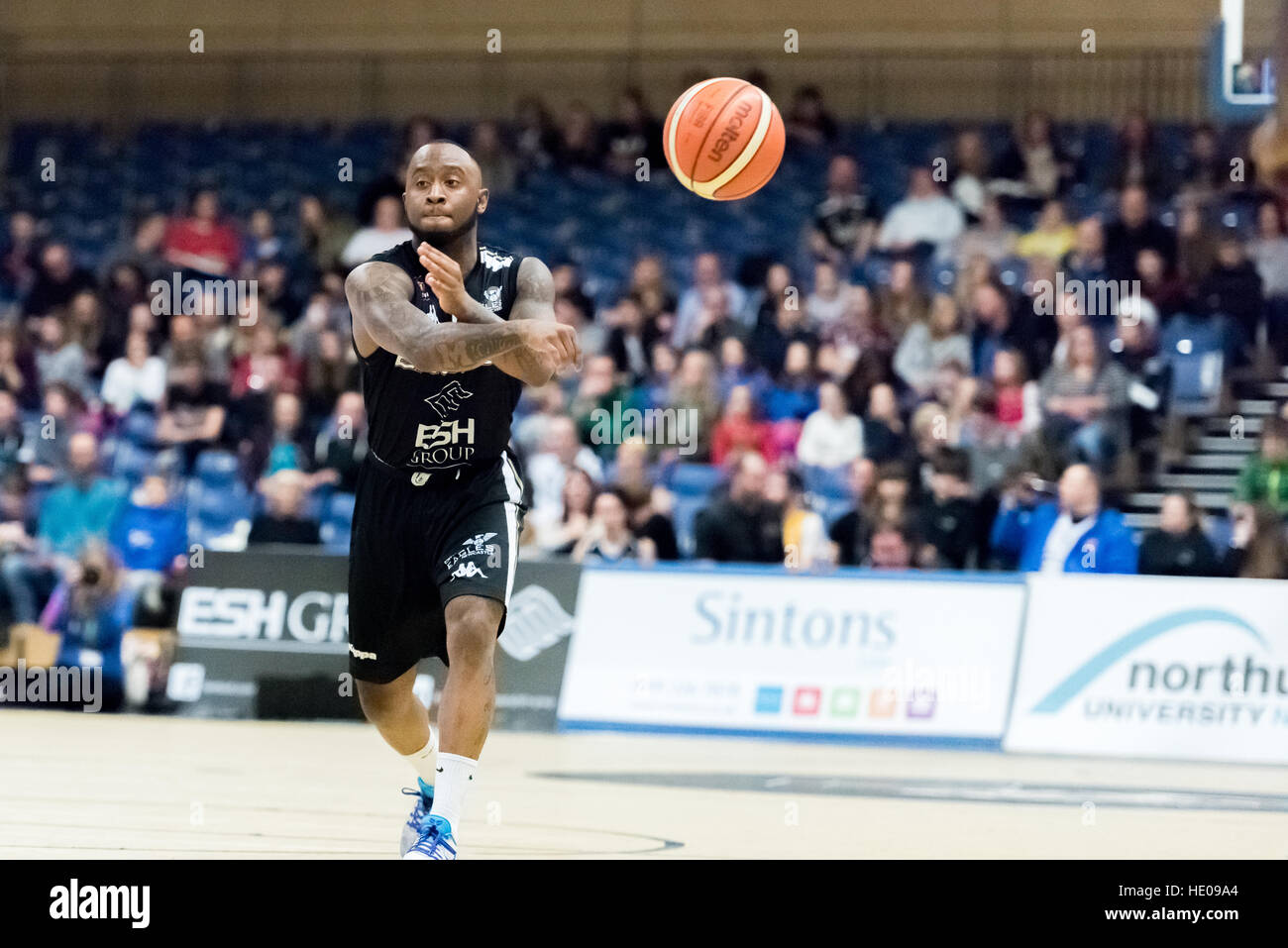 Newcastle, Regno Unito, 16 dicembre 2016. Newcastle Eagles beat London Lions 89 vs 82 in un eccitante BBL Cup semi-finale di partita di basket. Newcastle aquile' Deandre parchi (06) passando la palla. ©pmgimaging/Alamy Live News Foto Stock