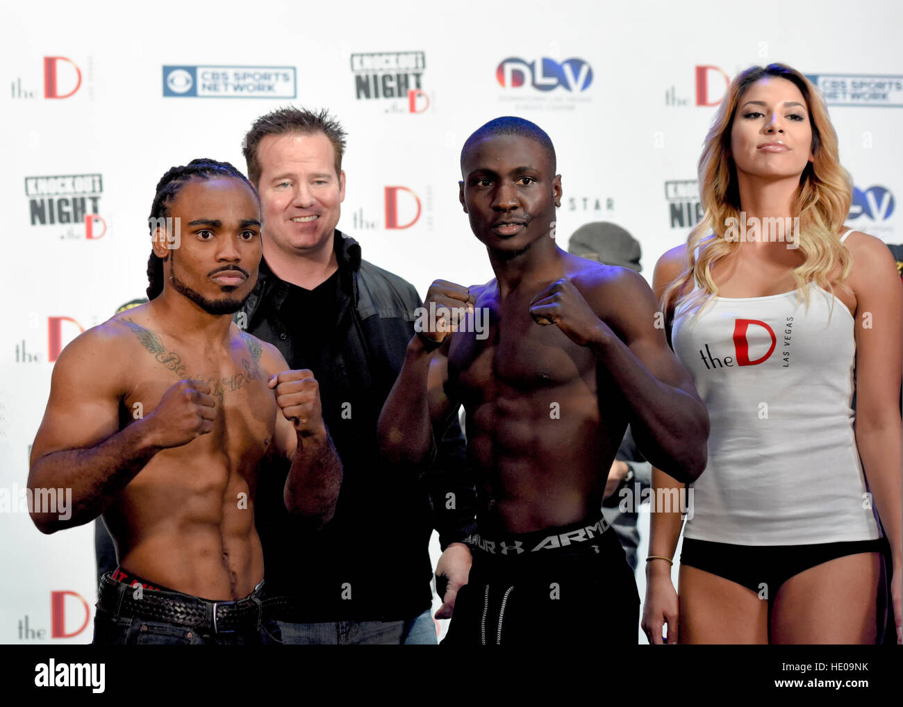 Las Vegas, Nevada, Dicembre 16, 2016 - Fighters Jeremy 'J-Flash' Nichols e Kevin 'Ko' Ottley pesare-in per "Knockout notte al D" presentato dalla D Las Vegas e DLVEC e promossa da Roy Jones Jr boxe. Credito: Ken Howard/Alamy Live News Foto Stock