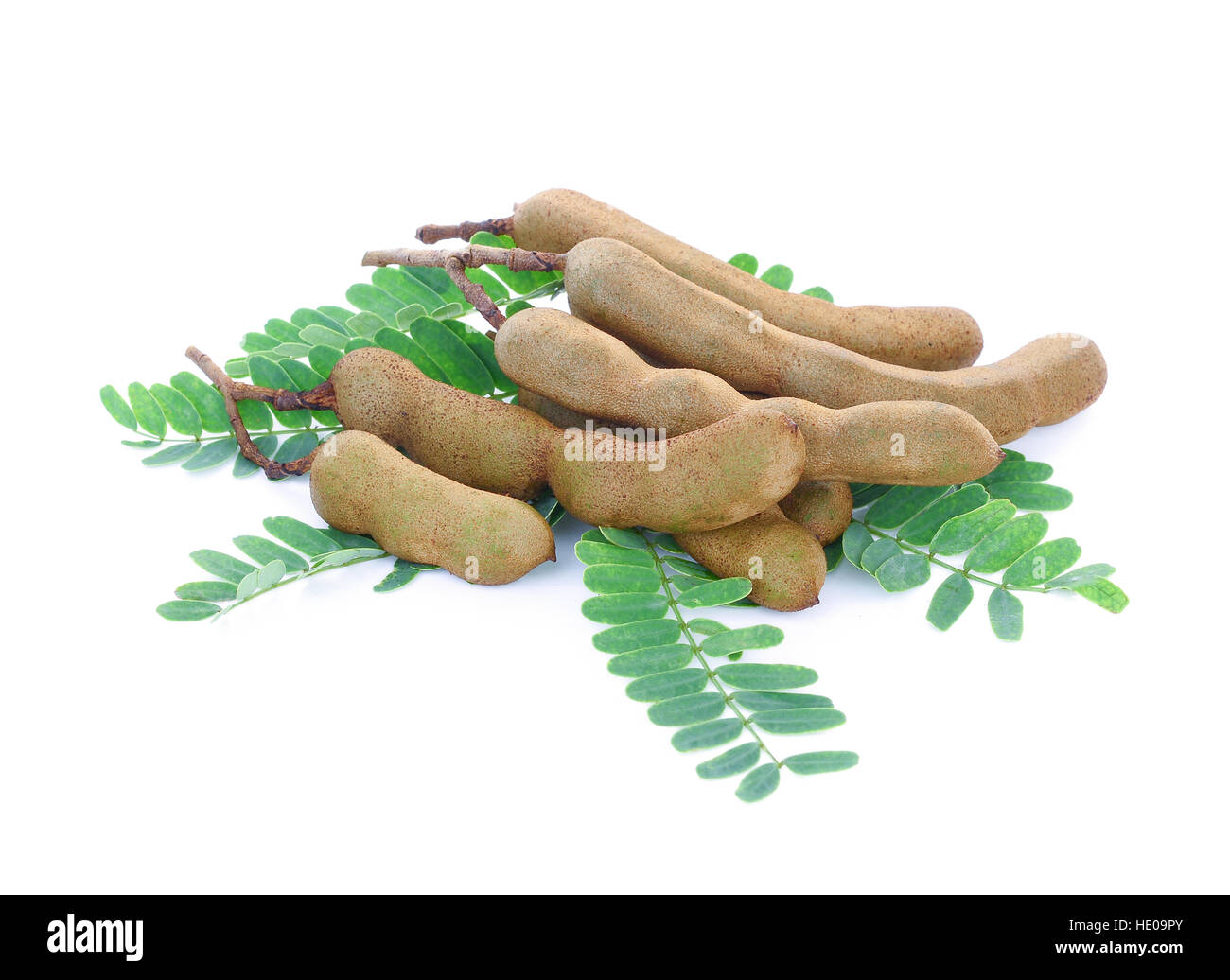 Tamarindo fresco con foglie isolato su bianco Foto Stock