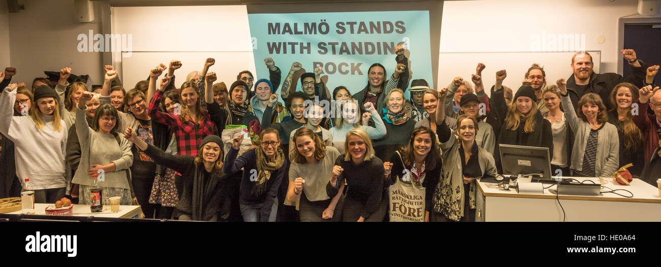 Malmö, Svezia. 16 dicembre, 2016. Yankton Leo da Lakota Nation visita con Lory Dance Malmö University a parlare di proteste al Rock permanente nel Nord Dakota contro il Dakota Pipeline di accesso. Tommy Lindholm/Alamy Live News Foto Stock