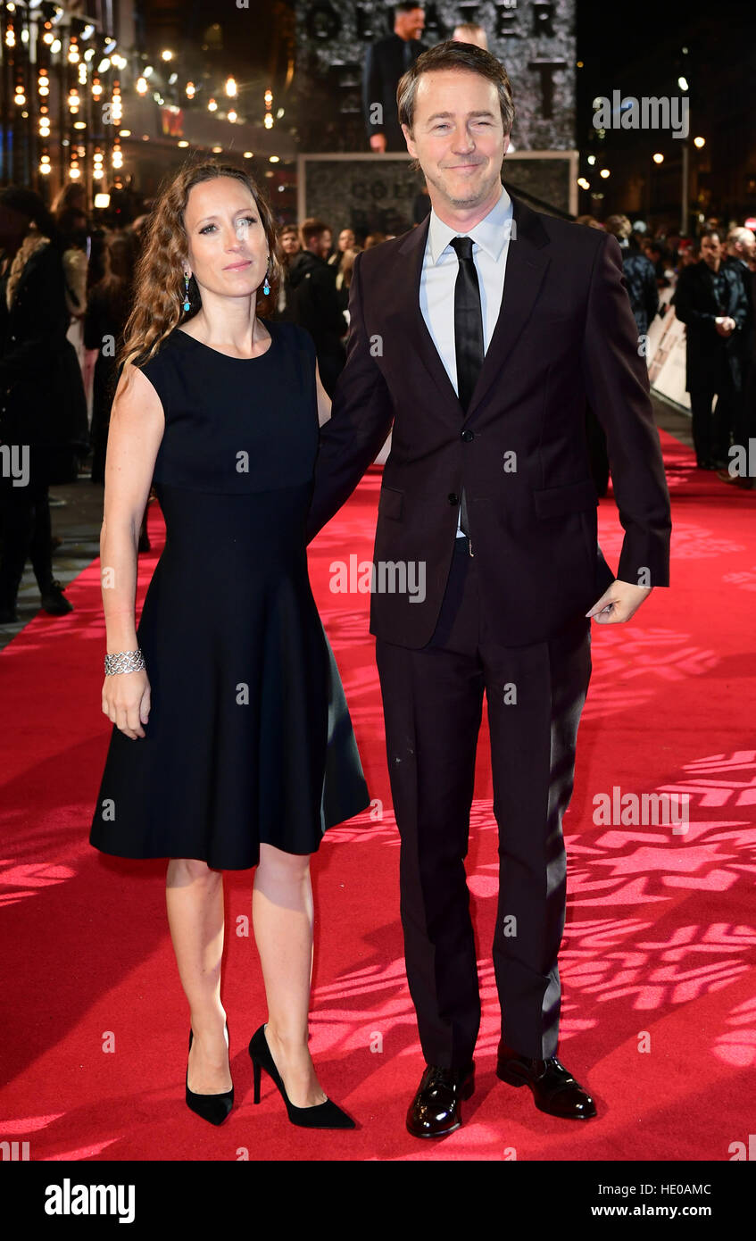 Shauna Robertson e Edward Norton frequentando la premiere europeo di collaterale bellezza, tenutosi presso la Vue Leicester Square, Londra. Stampa foto di associazione. Picture Data: lunedì 15 dicembre, 2016. Vedere PA Storia SHOWBIZ bellezza. Foto di credito dovrebbe leggere: Ian West/PA FILO Foto Stock