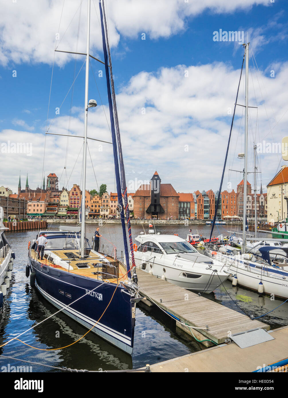 Polonia, Pomerania, Gdansk (Danzica), Marina Danzica, in vista del lungo ponte Mottlau waterfront con la mitica gru portuale Foto Stock