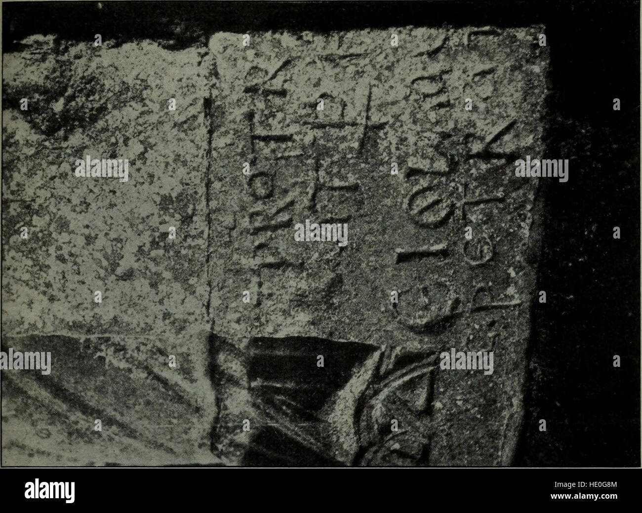 *Records by Spade and Terrier* (1918) è un'opera archeologica e storica che documenta i reperti degli scavi, concentrandosi in particolare su strumenti, manufatti e siti di sepoltura scoperti attraverso metodi di scavo che coinvolgono picche e terrier. Foto Stock