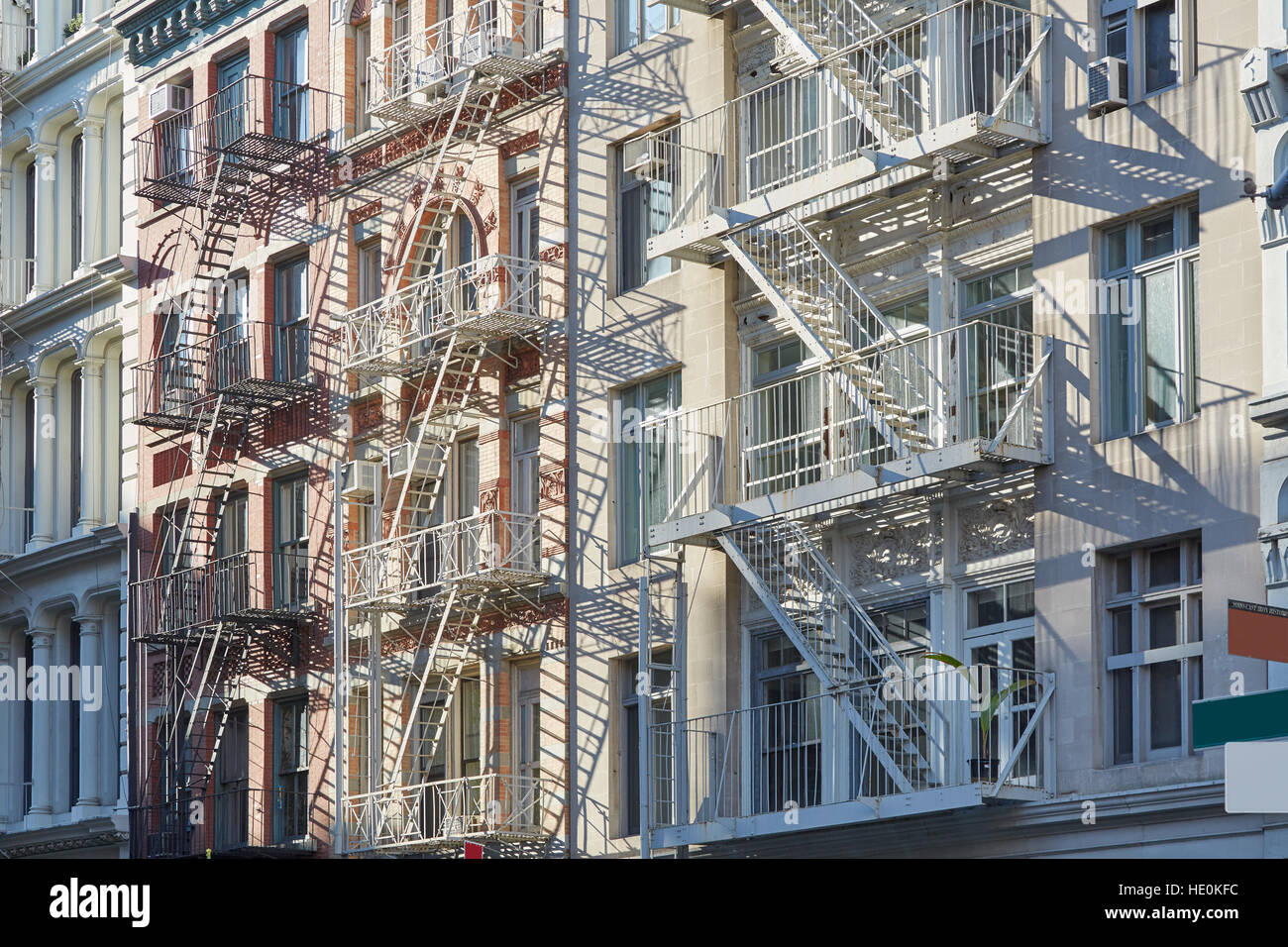Facciate di case con scale antincendio sfondo, mattina di sole Soho di New York Foto Stock