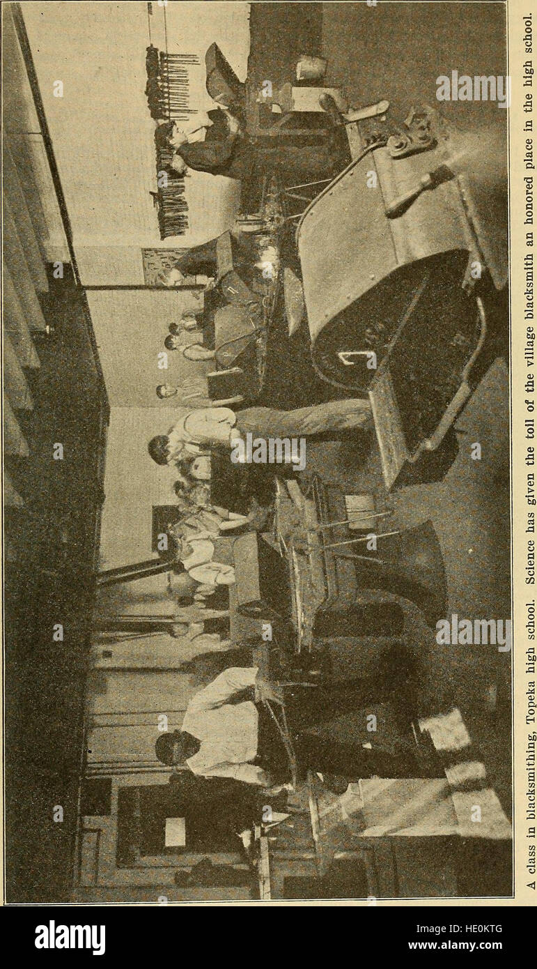 Questo lavoro si concentra sulla progettazione e il miglioramento degli edifici scolastici e dei terreni in Kansas nel 1911. Discute considerazioni architettoniche, esigenze educative e il rapporto tra gli ambienti scolastici e il successo degli studenti. Foto Stock