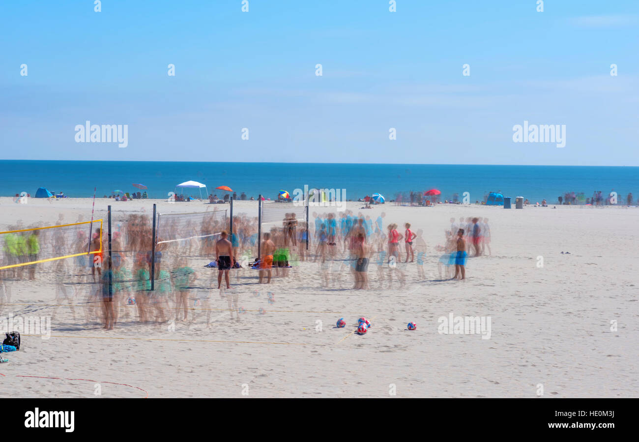 Persone a giocare a beach volley, esposizione multipla immagine, impressionistica. Coronado Central Beach, Coronado, California. Foto Stock