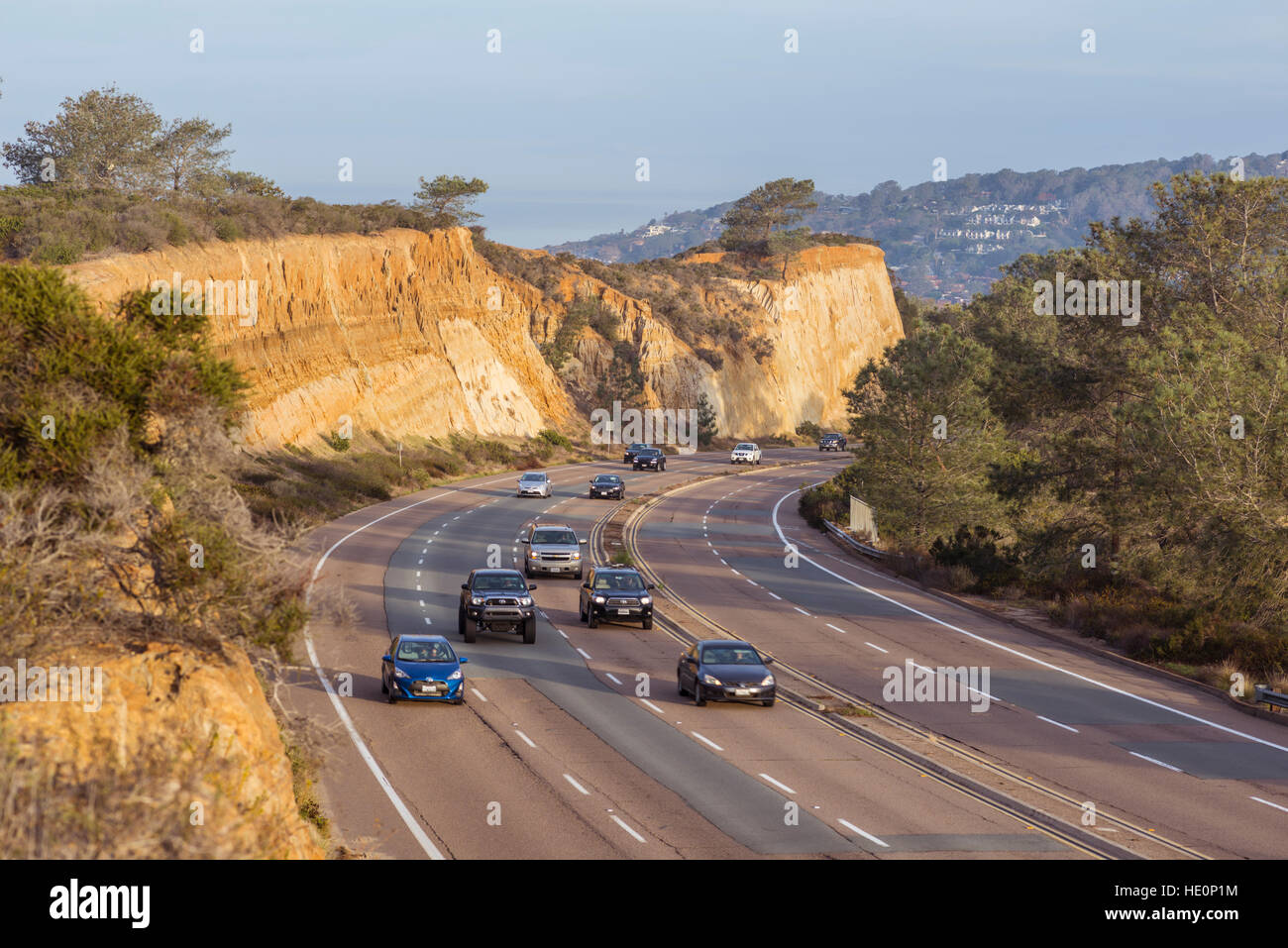 Il traffico automobilistico sulla North Torrey Pines Road a La Jolla, San Diego, California, USA. Foto Stock
