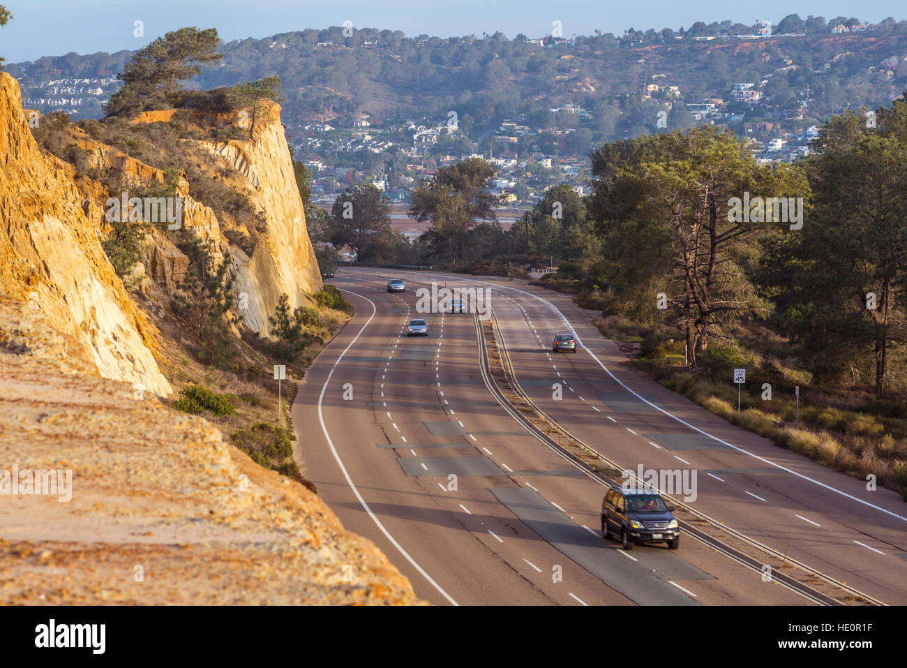 Il traffico automobilistico sulla North Torrey Pines Road a La Jolla, San Diego, California, USA. Foto Stock
