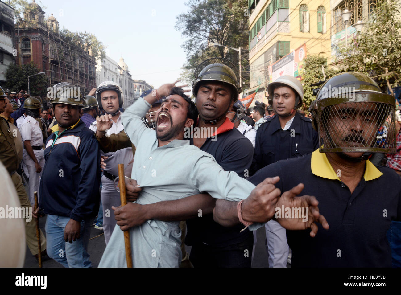 Kolkata, India. 15 Dic, 2016. Il Bengala Occidentale BJP ha organizzato un raduno dal loro stato capo quarto alla spianata per protestare contro l Imam Barkati?s fatwa contro la Dili ghosh seguito i suoi commenti sprezzanti sulla West Bengal Chief Minister, Calcutta la polizia arresta il rally subito?s sinistro testa stato trimestre. Una rissa ne seguì tra polizia e attivista di partito e la polizia ha arrestato alcuni membri del partito in questa occasione. © Saikat Paolo/Pacific Press/Alamy Live News Foto Stock