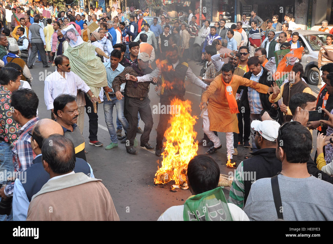 Kolkata, India. 15 Dic, 2016. BJP sostenitore masterizzare effige di Barkati e Chief Minister Mamata Banerjee durante il rallly. Il Bengala Occidentale BJP ha organizzato un raduno dal loro stato capo quarto alla spianata per protestare contro l Imam Barkati la fatwa contro la Dili ghosh seguito i suoi commenti sprezzanti sulla West Bengal Chief Minister, Calcutta la polizia arresta il rally immediatamente è stato sinistro testa trimestre. Una rissa ne seguì tra polizia e attivista di partito e la polizia ha arrestato alcuni membri del partito in questa occasione. © Saikat Paolo/Pacific Press/Alamy Live News Foto Stock