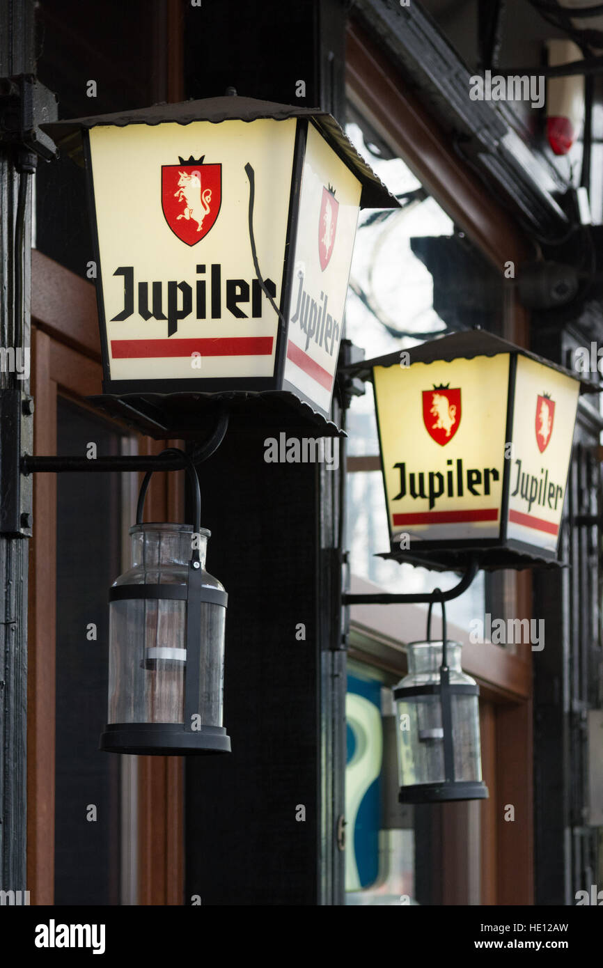 Jupiler birra belga segni al di fuori dei bar a Bruxelles, in Belgio Foto Stock