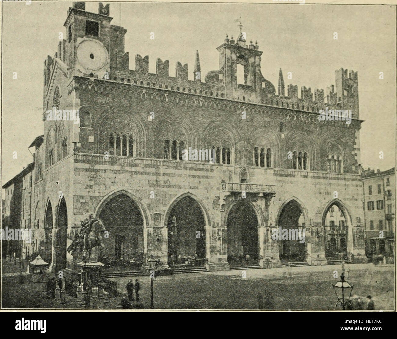 Questo libro del 1901 *A History of Architecture in Italy from the time of Constantine to the Dawn of the Renaissance* esplora l'evoluzione dell'architettura italiana nel corso di diversi secoli. Il libro descrive i principali sviluppi architettonici, dalle basiliche romane alle strutture del primo Rinascimento. Foto Stock