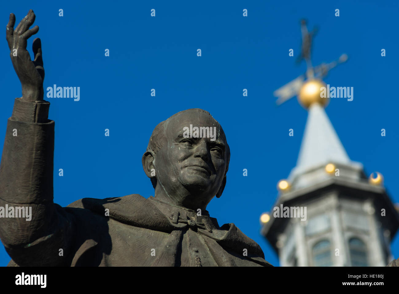 La statua di Papa Giovanni Paolo II di fronte alla Cattedrale di Almudena, Madrid, Spagna. Foto Stock