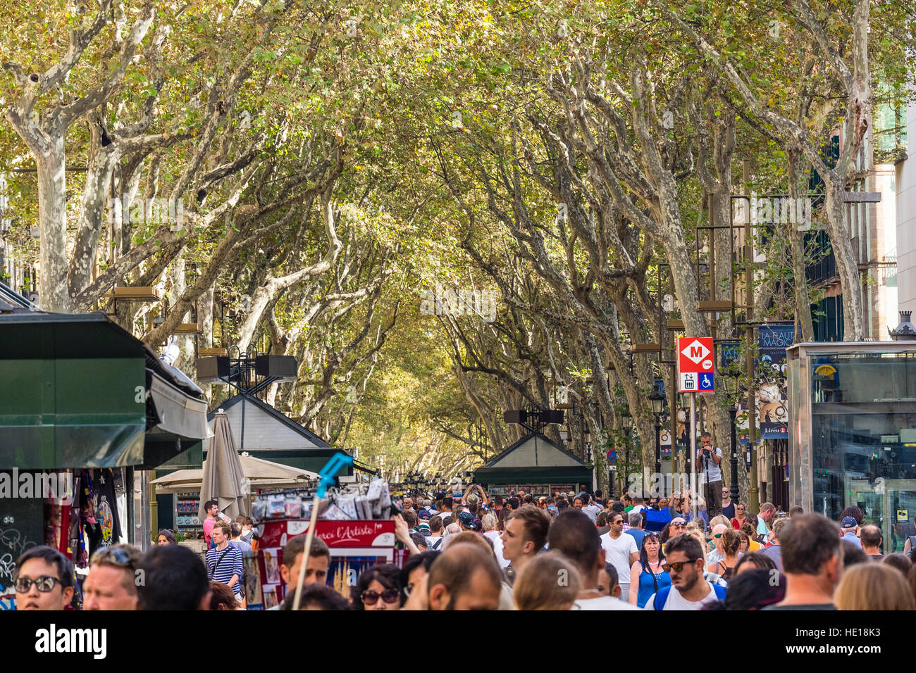 La Folla di pedoni sulla famosa strada pedonale, Las Ramblas di Barcellona, Spagna. Foto Stock