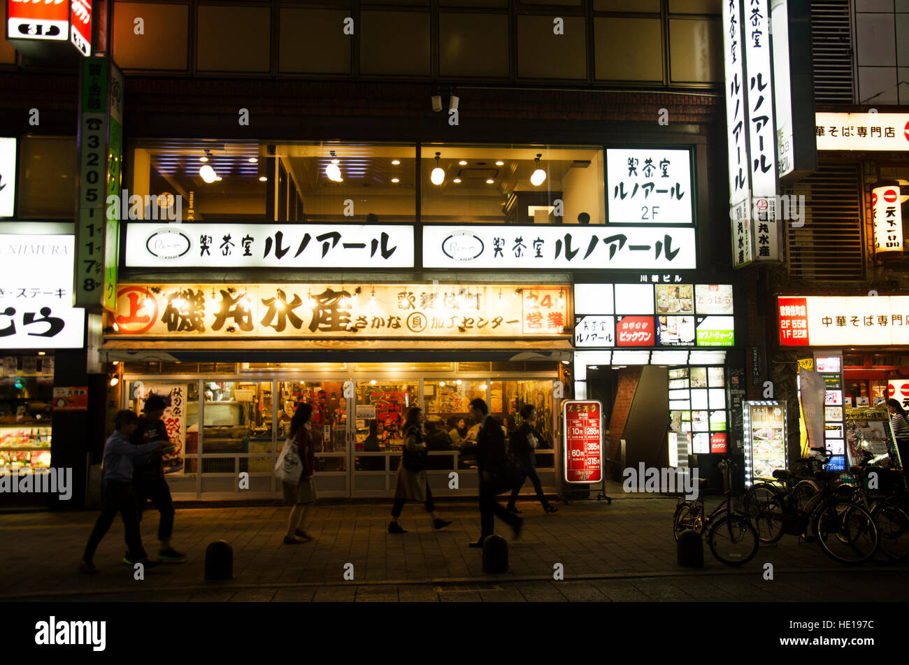 Il popolo giapponese e viaggiatori straniero a piedi parte anteriore del locale ristorante giapponese ad Okubo Dori in tempo di notte a Shinjuku city il 20 ottobre 2016 in Foto Stock
