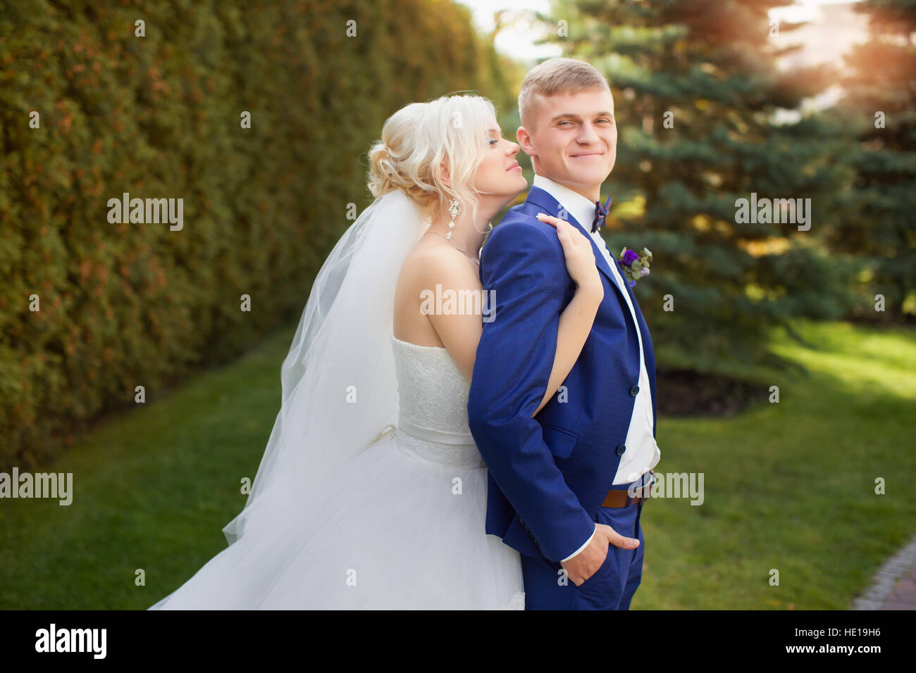 La sposa sposo abbracciato delicatamente le spalle Foto Stock