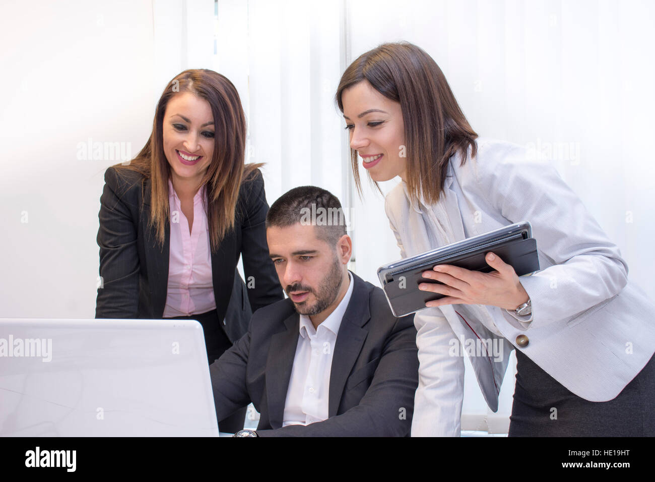 La gente di affari che lavorano in gruppo in ufficio.giovani uomini di affari che lavora su lap top. Business e concetto di ufficio Foto Stock