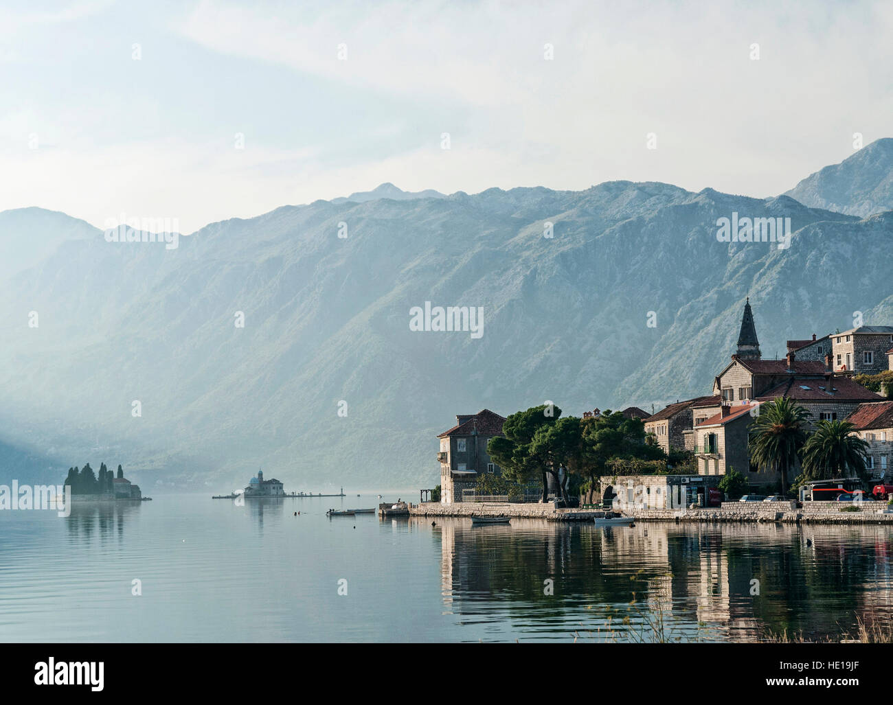 Perast tradizionale villaggio dei balcani paesaggio di montagna dalla Baia di Kotor in Montenegro Foto Stock