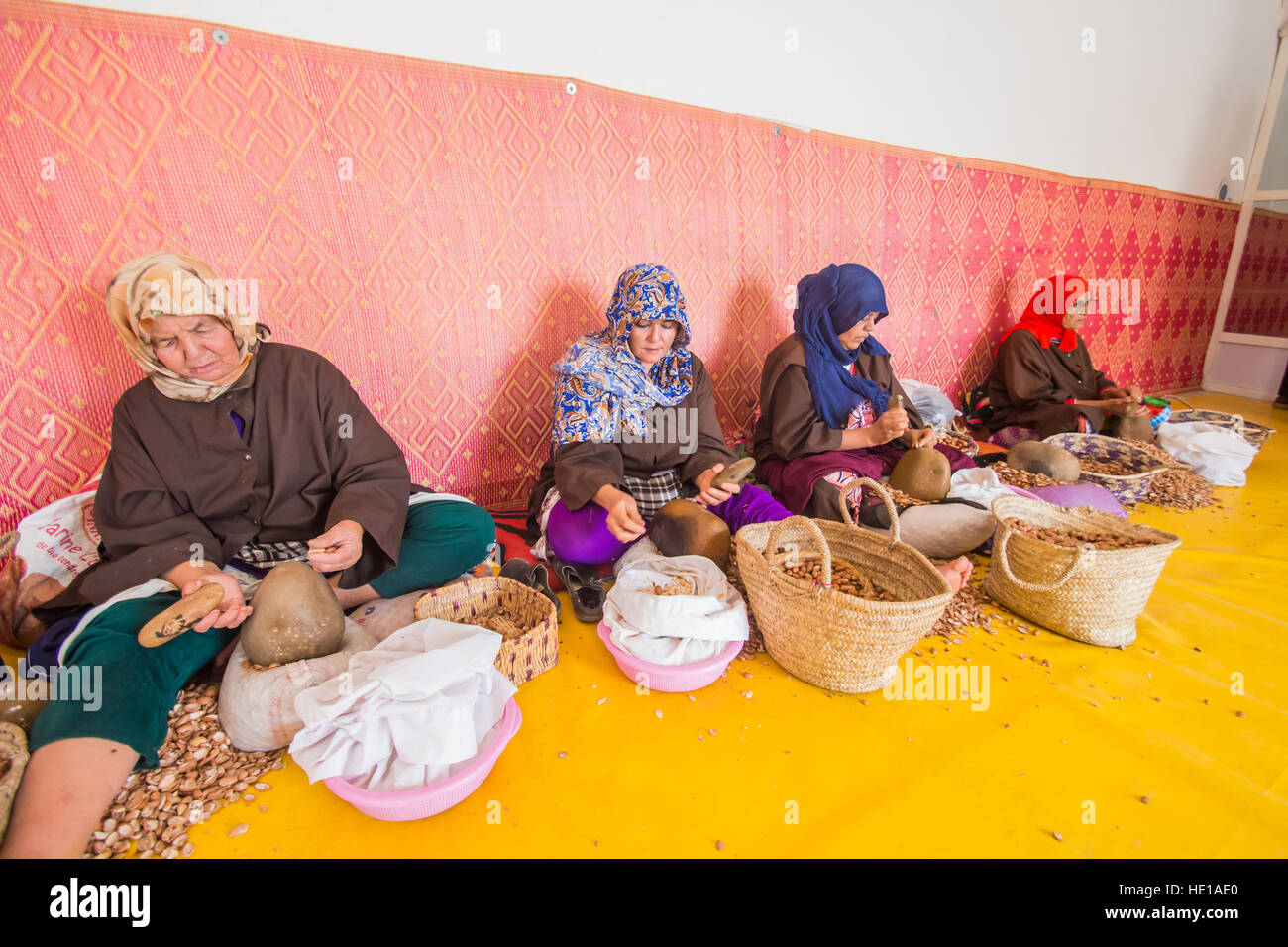 Olio di argan la produzione in Marocco Foto Stock