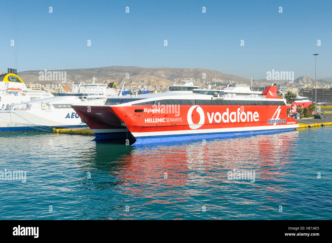 Vodafone sponsorizzato Hellenic Seaways Highspeed 4 ferry ormeggiati nel porto del Pireo di Atene, Grecia Foto Stock