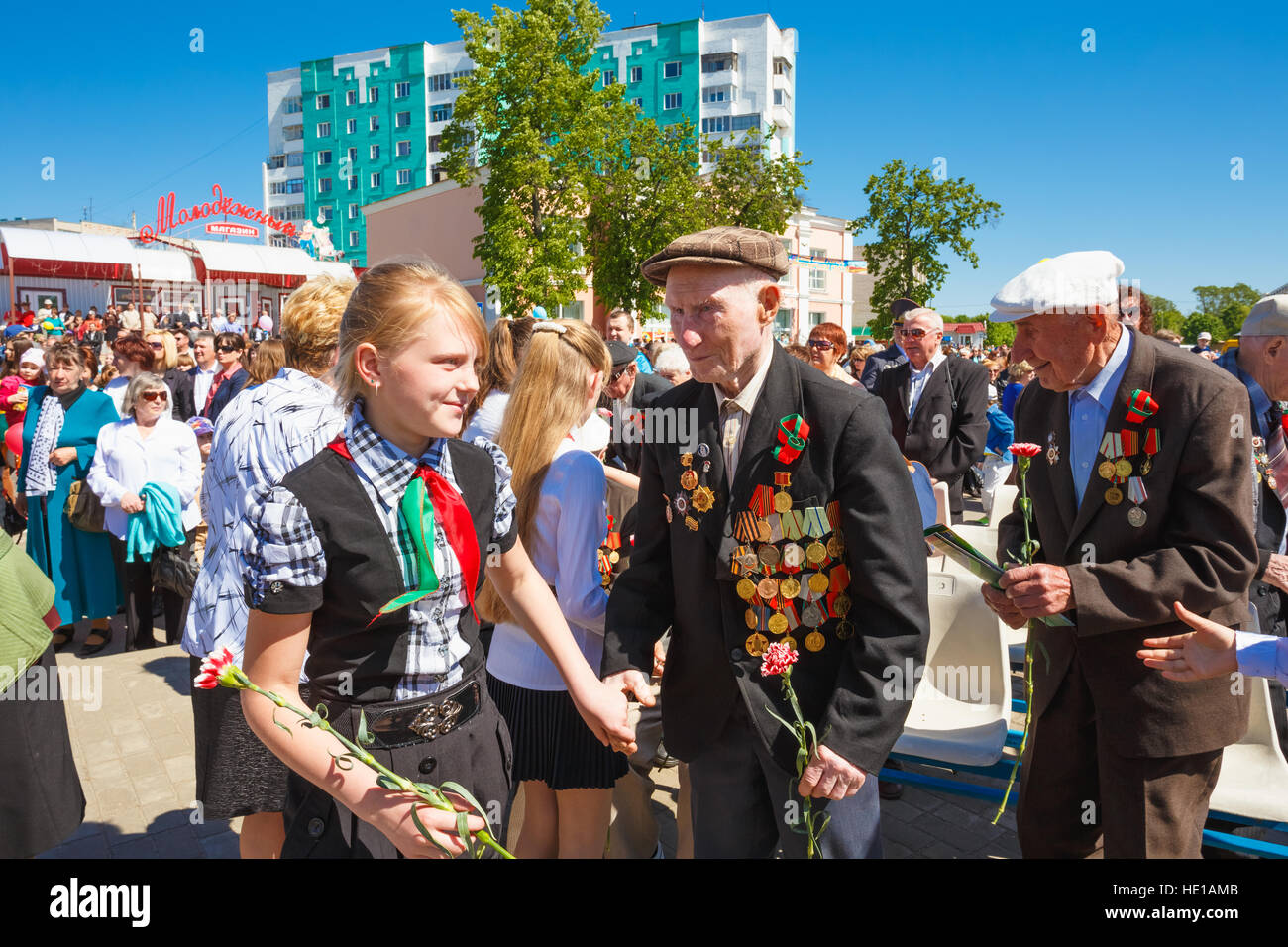 Dobrush (regione di Gomel), Bielorussia - 9 Maggio 2014: Non identificato gli scolari bielorussi congratularmi con i veterani sulla vittoria in parata del giorno del grande Pat Foto Stock