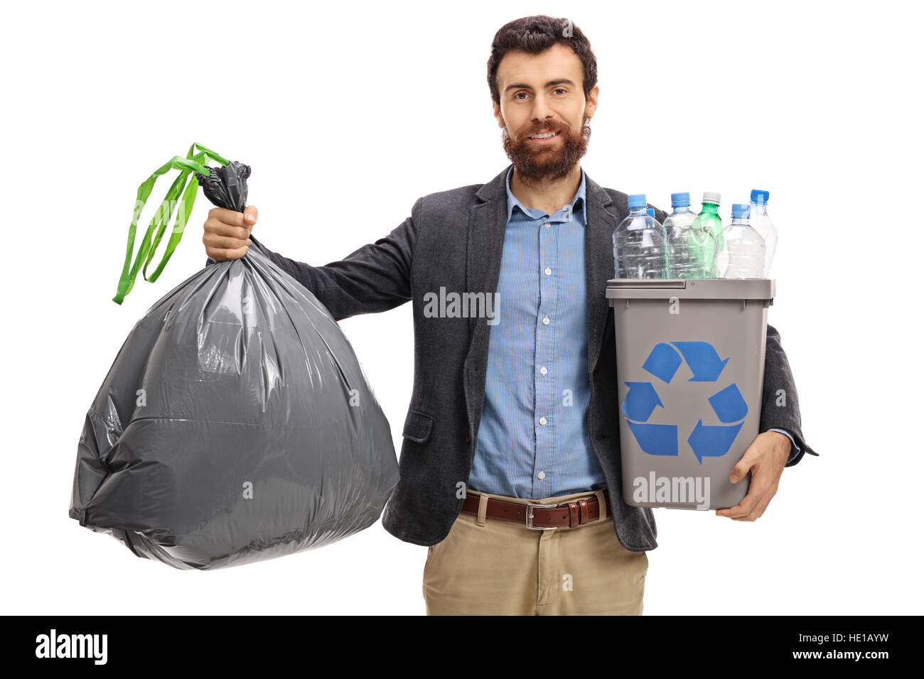 Ragazzo barbuto tenendo un sacchetto per i rifiuti e un cestino pieno di bottiglie in plastica isolato su sfondo bianco Foto Stock