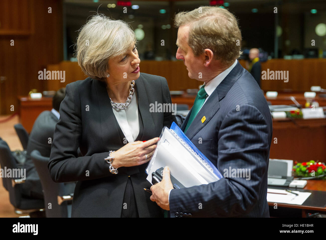 15 Dicembre 2016 - Bruxelles, Belgio - Il Primo Ministro del Regno Unito Theresa Maggio parlando con il Taoiseach Enda Kenny all Foto Stock