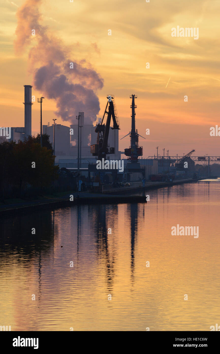 Industria, nordhafen, luce della sera, porto interno sul mittellandkanal, Hannover, Bassa Sassonia, Germania Foto Stock