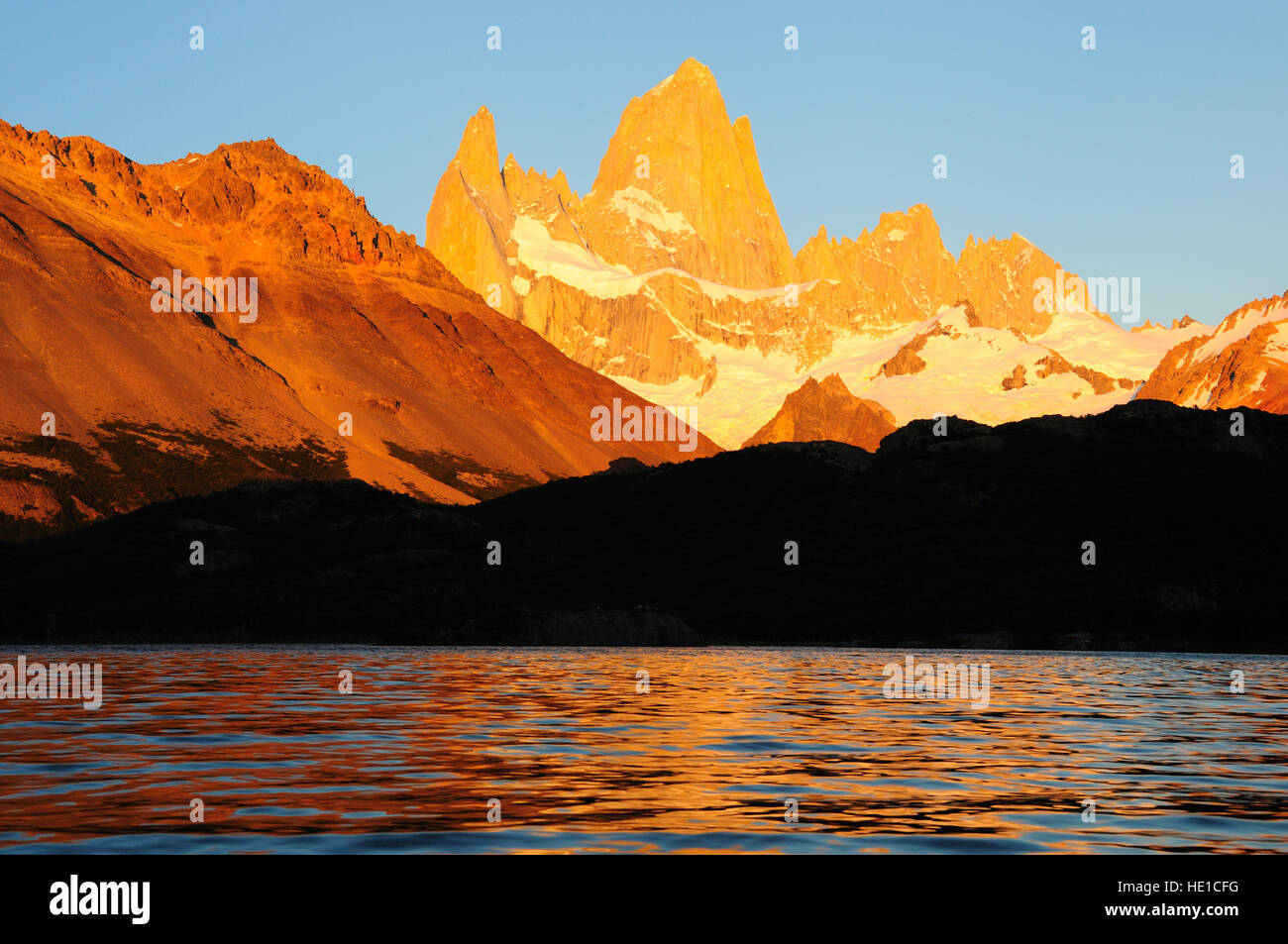 Mt. Fitzroy, 3375m, all'alba, visto dalla laguna Capri, parco nazionale Los Glaciares, Patagonia, Argentina, Sud America Foto Stock