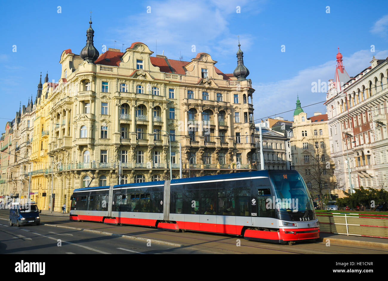 Un tipico tram rosso che passa di fronte all'architettura di Nove Mesto o la Città Nuova di Praga, Repubblica Ceca Foto Stock