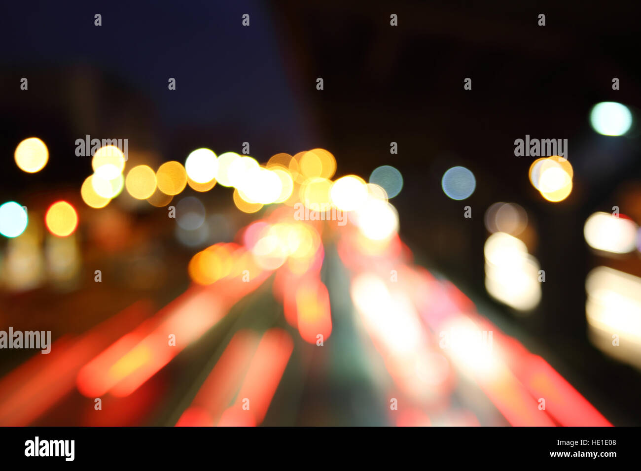 Sfocata luce astratta bokeh dalla luce posteriore della vettura. Foto Stock