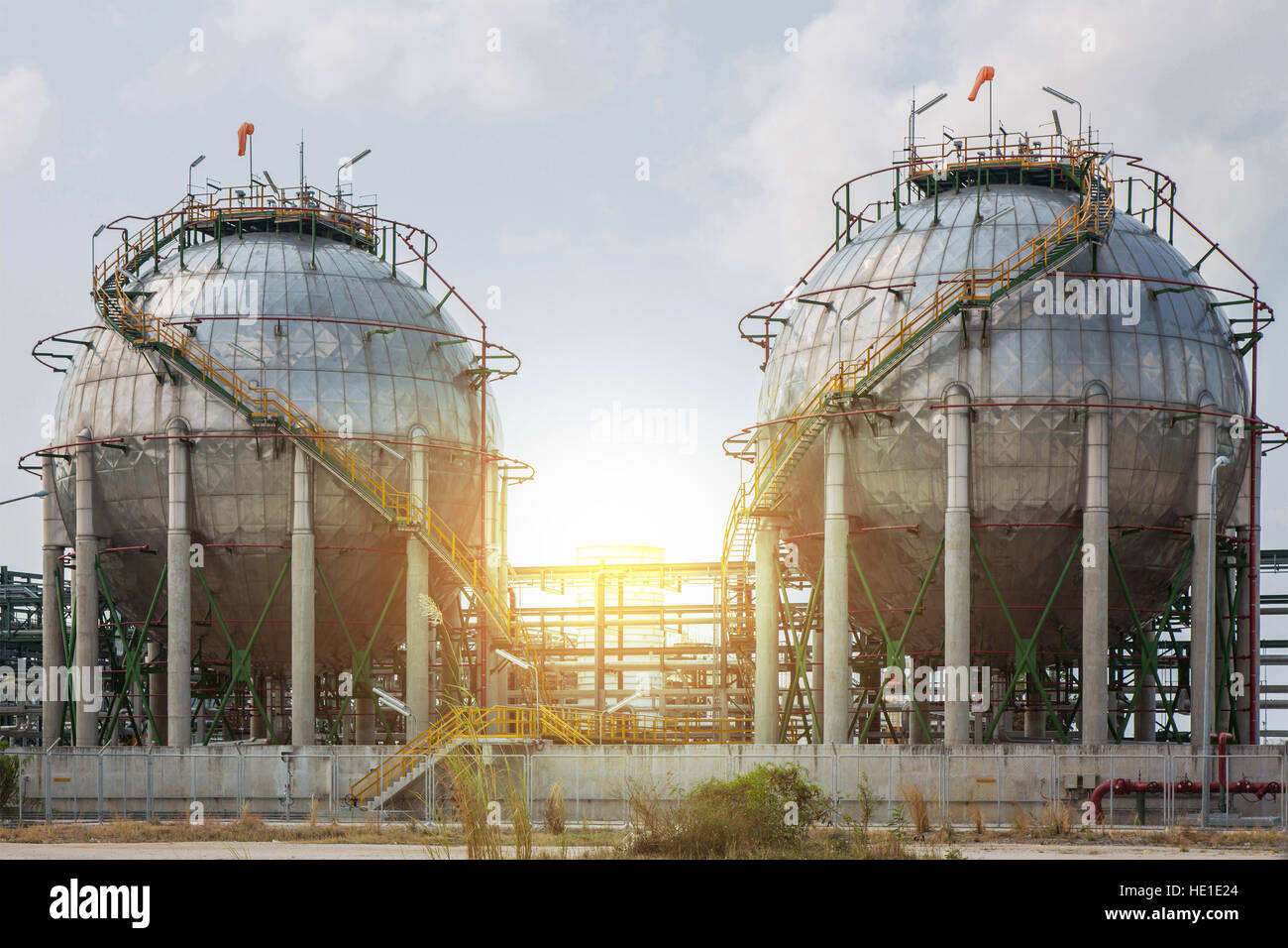 Serbatoio chimico, industria di raffinazione impianto e tramonto utilizzare per energia e background industriale. Foto Stock