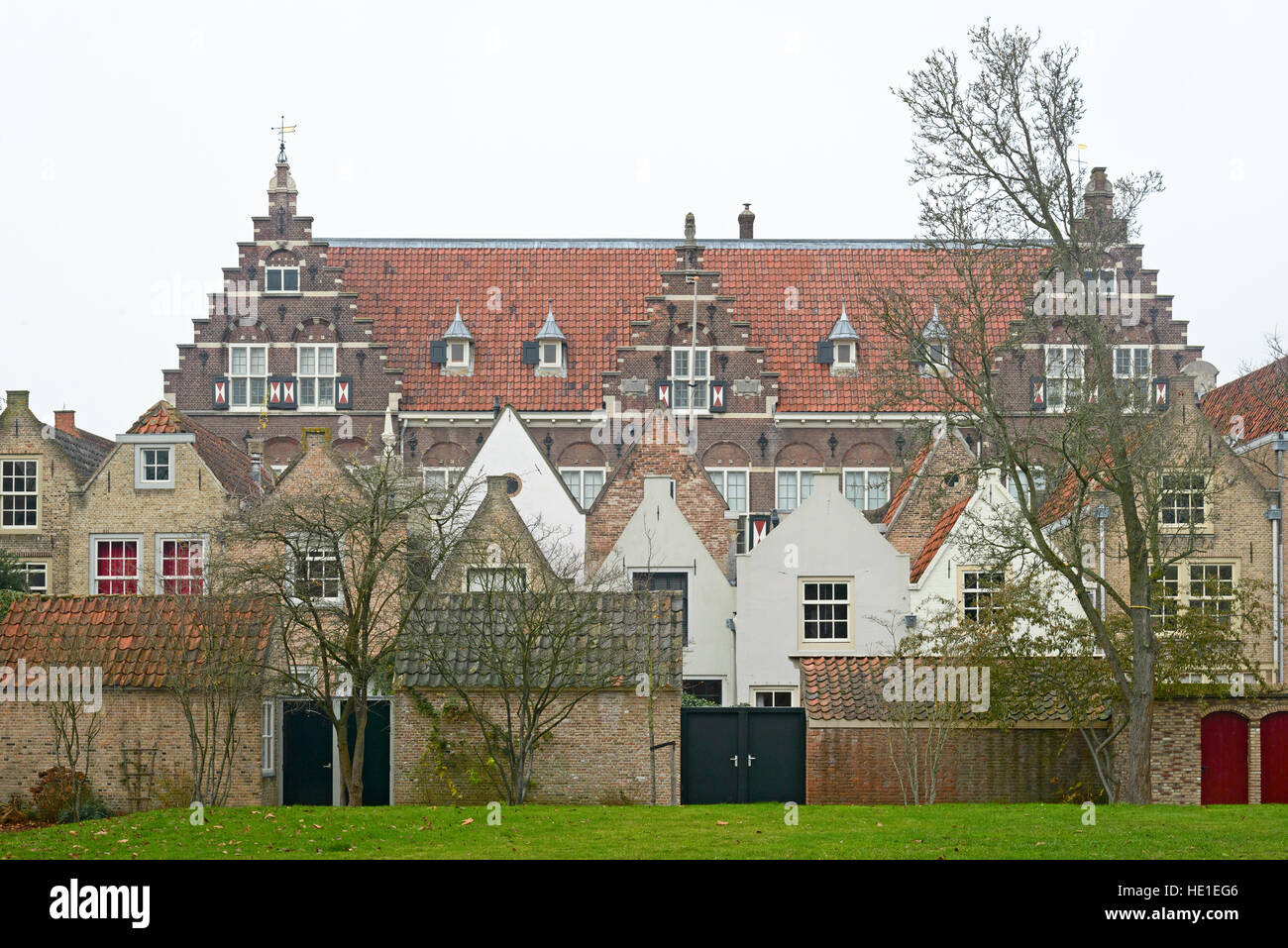 Vista sul Statenschool a Dordrecht con il XVII secolo e ospita nella parte anteriore; costruito nel 1913 in stile neo-olandese in stile rinascimentale Foto Stock