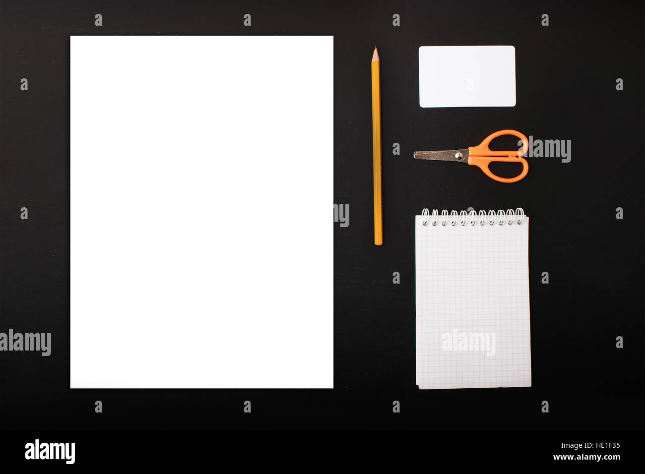 Mock up su sfondo nero. Modelli con vuoto articoli di cancelleria. Lay piatto. Visualizzazione desktop. Tabella Office. Nero e sfondo bianco. Foto Stock