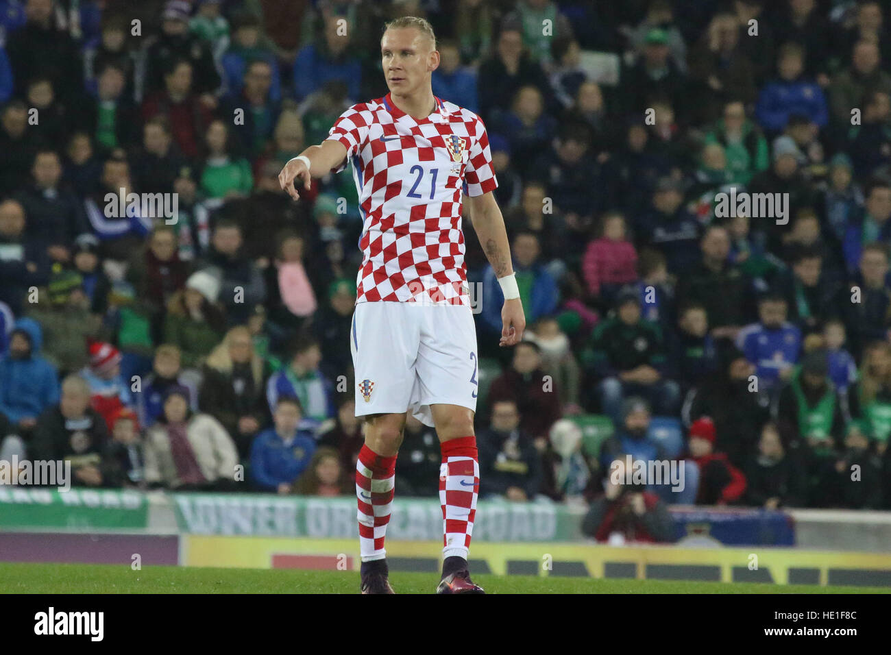 Stadio Nazionale al Windsor Park di Belfast. Il 15 novembre 2016. Amichevole internazionale - Irlanda del Nord 0 Croazia 3. Domagoj Vida (21 - rosso/bianco) in azione per la Croazia. Foto Stock