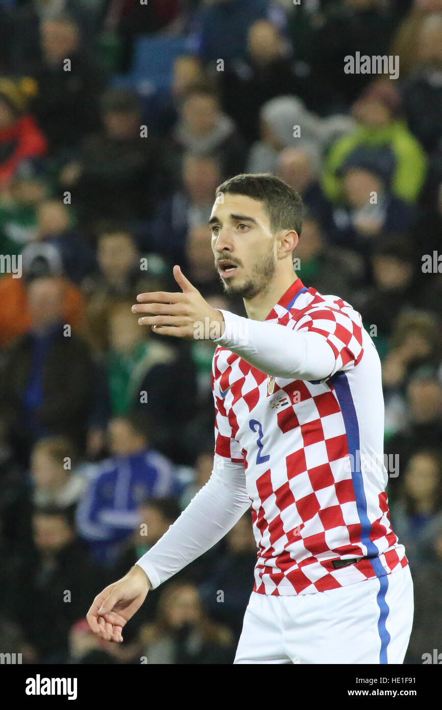 Stadio Nazionale al Windsor Park di Belfast. Xv Novenber 2016. Amichevole internazionale - Irlanda del Nord 0 Croazia 3. Sime Vrsaljko (2 - rosso/bianco) in azione per la Croazia. Foto Stock